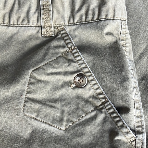 Columbia Capris sz10, lots of interesting little pockets. Khaki. Great condition - Picture 3 of 6